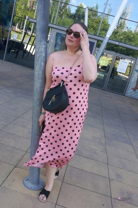 look tallas grandes curvy con vestido largo de lunares de tirantes rosa con topos negros de asos curve y sandalias planas palas negras de primark outfit de verano