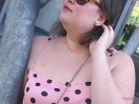 look tallas grandes curvy con vestido largo de lunares de tirantes rosa con topos negros de asos curve y sandalias planas palas negras de primark outfit de verano