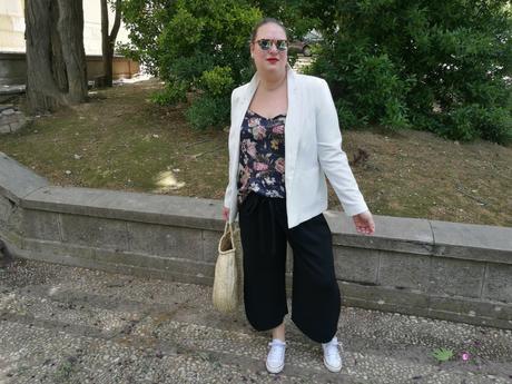 look tallas grandes con top lencero de flores violeta by mango pantalon culotte bolso redondo mimbre y converse blancas outfit primavera