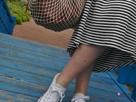 look tallas grandes con vestidos a rayas marineras largos con converse blancas y chaqueta vaquera con bolso red para un curvy outfit de primavera