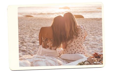 two-girls-beach-picnic ▷ Cómo hacer que tu blog se destaque de la multitud