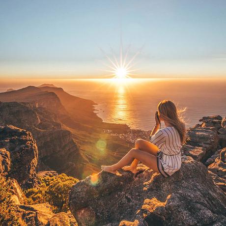 blonde-girl-table-mountain-south-africa-sunset ▷ Cómo hacer que tu blog se destaque de la multitud