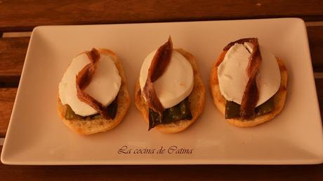Tostas de pimiento, anchoas y queso fresco