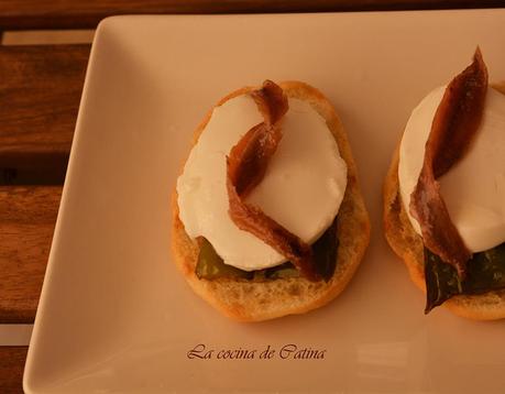 Tostas de pimiento, anchoas y queso fresco