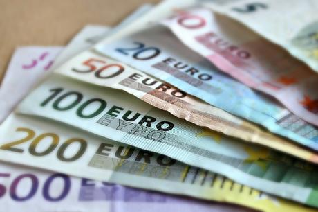 El euro cae a mínimos de 16 meses en una perspectiva sombría; la libra se hunde