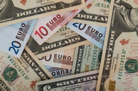 El euro cae a mínimos de 16 meses en una perspectiva sombría; la libra se hunde
