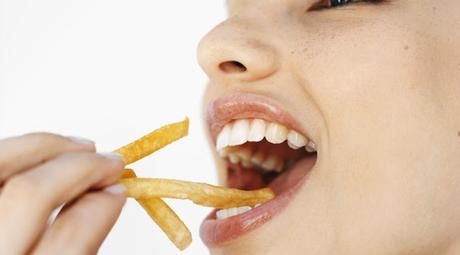 Adolescente queda totalmente ciego después de varios años sin comer frutas ni verduras