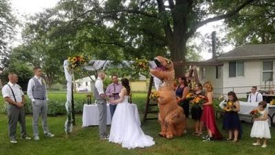Una dama de honor se presenta a la boda de su hermana disfrazada de T-Rex