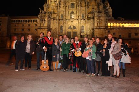 DONDE COMENZO LA XUNTANZA DE BLOGGERS,,,..... La imagen puede contener: una o varias personas, personas de pie, noche y exterior