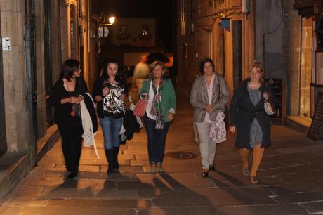 DONDE COMENZO LA XUNTANZA DE BLOGGERS,,,..... La imagen puede contener: una o varias personas, personas de pie y noche