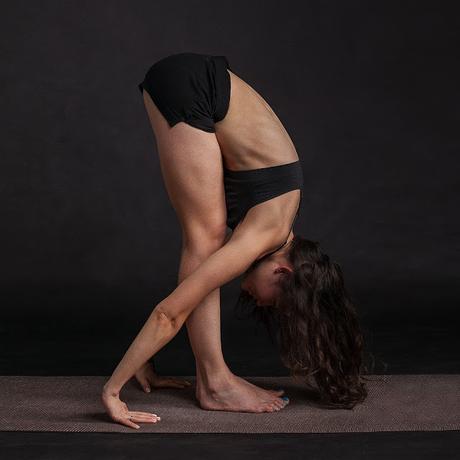 Yoga: beneficios de la pinza de pie o uttanasana