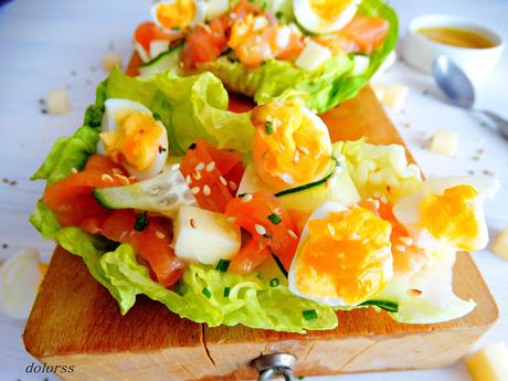 Hojas de cogollo rellenas con salmón, huevos de codorniz y queso Hojas de cogollo rellenas con salmón, huevos de codorniz y queso