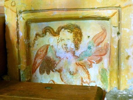 Imagen del mes: Pinturas al falso fresco de los retablos laterales de la Iglesia de la Asunción de Hinojal