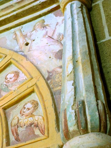 Imagen del mes: Pinturas al falso fresco de los retablos laterales de la Iglesia de la Asunción de Hinojal