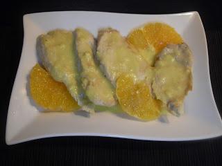 Presentación de pechugas de pollo con salsa de naranja Presentación de pechugas de pollo con salsa de naranja