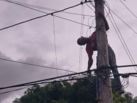 Joven muere electrocutado en Barahona en poste tendido eléctrico.