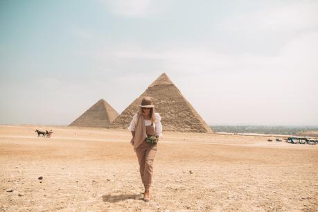 giza-pyramid-blonde-girl-egypt ▷ Itinerario de 5 días en Egipto para El Cairo y las pirámides