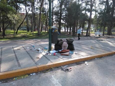 Tras evento municipal, Parque de Morales quedó lleno de basura