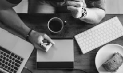 Axioma e hipótesis: un teorema de 180 grados