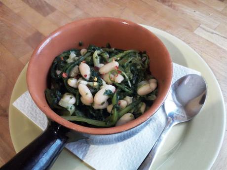 Sopa de alubias y achicoria - Zuppa di fagioli e cicorie - Chicory and beans soup