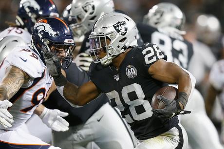 Los Raiders con buena actuación de sus novatos superan a los Broncos