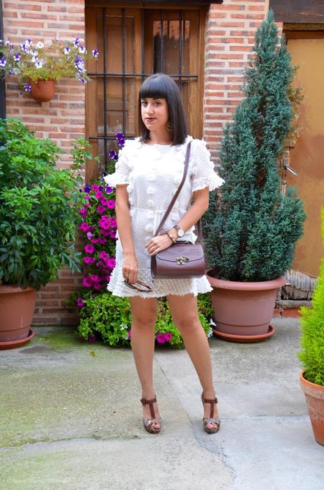 Vestido blanco de topos
