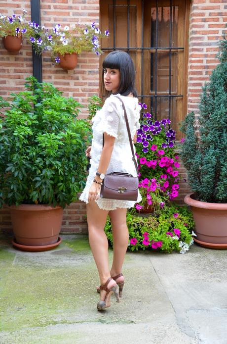 Vestido blanco de topos