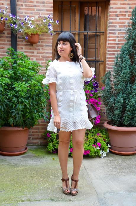 Vestido blanco de topos