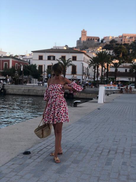 Vestido de flores por Dalt Vila