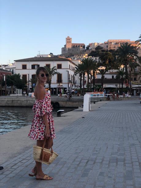 Vestido de flores por Dalt Vila