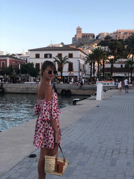 Vestido de flores por Dalt Vila Vestido de flores por Dalt Vila
