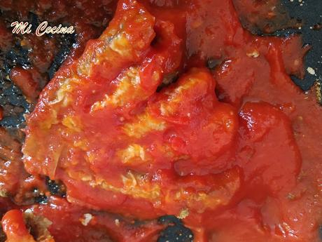 CAZUELA DE MANOJITOS DE BOQUERONES VITORIANOS CON TOMATE FRITO