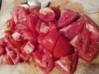 CAZUELA DE MANOJITOS DE BOQUERONES VITORIANOS CON TOMATE FRITO