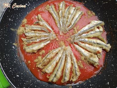 CAZUELA DE MANOJITOS DE BOQUERONES VITORIANOS CON TOMATE FRITO