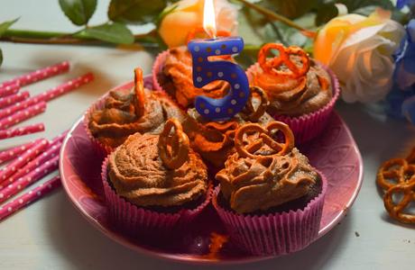 Cupcakes Veganos de Chocolate y Pretzels Cupcakes Veganos de Chocolate y Pretzels