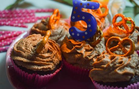 Cupcakes Veganos de Chocolate y Pretzels Cupcakes Veganos de Chocolate y Pretzels