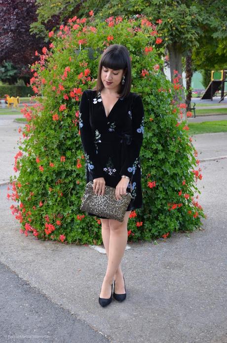 Vestido de terciopelo con flores bordadas