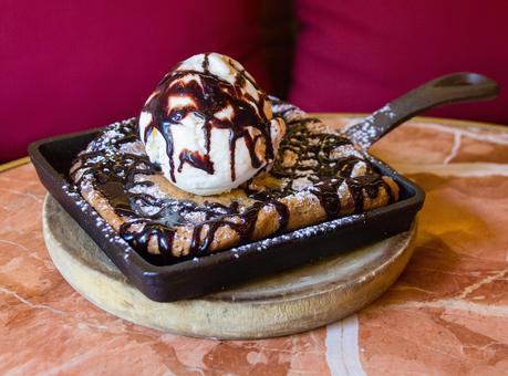 CELEBRA EL DÍA   INTERNACIONAL DEL   CHOCOLATE CON LA   COOKIE DE DINGO