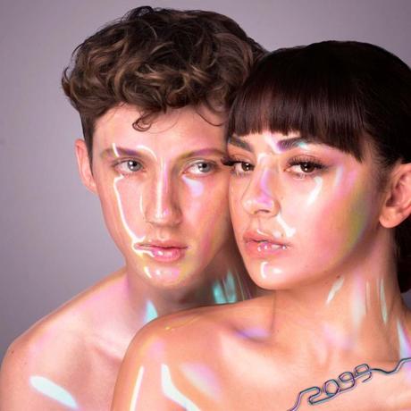 Charli XCX y Troye Sivan vuelven a trabajar juntos en el tema ‘2099’ 2099