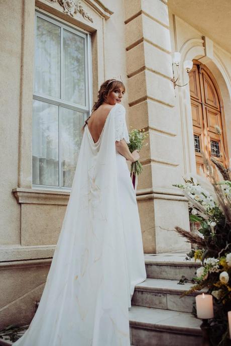 Vestidos únicos con desarrollo textil. Pintados y bordados a mano