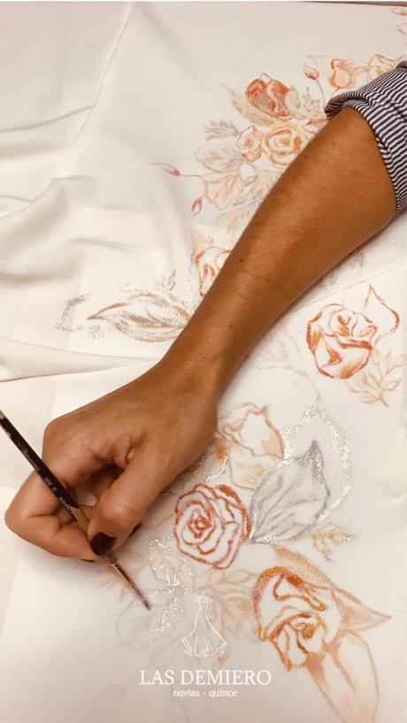 Vestidos únicos con desarrollo textil. Pintados y bordados a mano