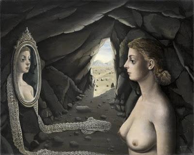 Mujer en el espejo contemplando el desastre