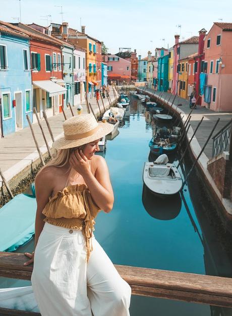 burano-italy-colorful-city-blonde-travel-girl ▷ La guía definitiva para comer como local en Italia
