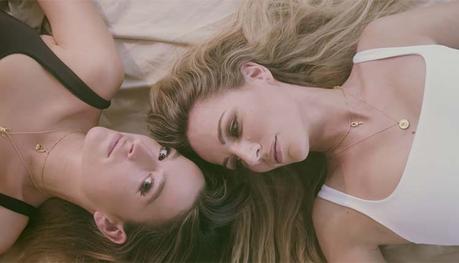 Belén Aguilera y Edurne estrenan una nueva versión de ‘Jaque al rey’ Belén Aguilera y Edurne