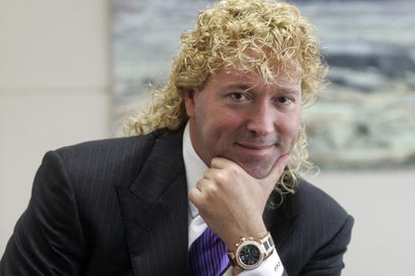 Notable: Leonardo Farkas le donó $1 millón a niña con escoliosis tras el robo de su silla de ruedas