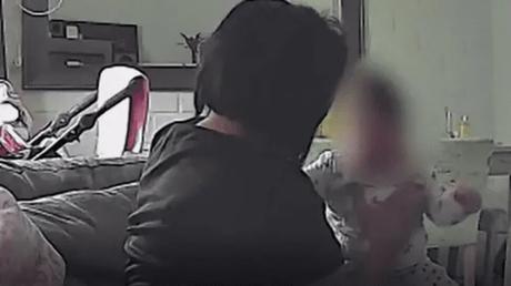 Cámara oculta captó momento en que niñera agrede a bebé de 7 meses