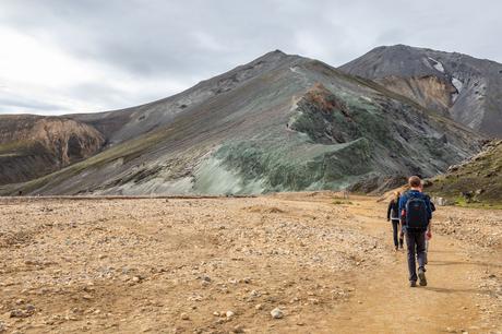 Walk-to-Blahnukur-Trailhead.jpg.optimal ▷ Cómo ir de excursión al monte. Blahnúkúr (el Pico Azul) en Landmannalaugar, Islandia