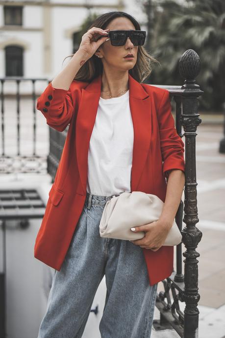 RED BLAZER + BOTTEGA VENETA SANDALS RED BLAZER + BOTTEGA VENETA SANDALS