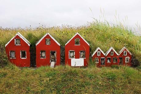 ▷ Península de Reykjanes en Islandia: cosas que hacer, itinerario, mapa y consejos prácticos Little-red-elf-houses-on-Reykjanes-Peninsula-in-Iceland.jpg.optimal ▷ Península de Reykjanes en Islandia: cosas que hacer, itinerario, mapa y consejos prácticos