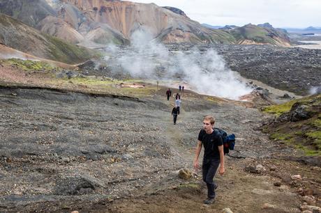 Tyler-Hiking.jpg.optimal ▷ monte Brennisteinsalda: senderismo por la ola de azufre en Landmannalaugar, Islandia